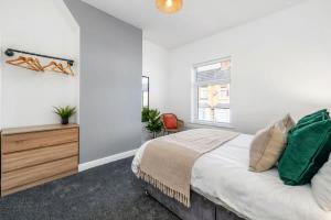 Campbell House by Truestays - NEW 2 Bedroom House in Stoke-on-Trent