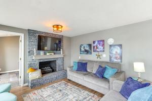 2 Private Decks Lake-View Osage Beach Home