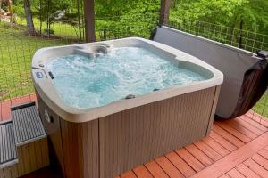 3 Mi to Marina: Cabin w Hot Tub in Byrdstown!