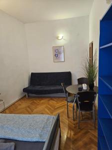 Vibrant City Center Rooms