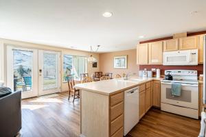 Condo in Chelan - Mountain Views