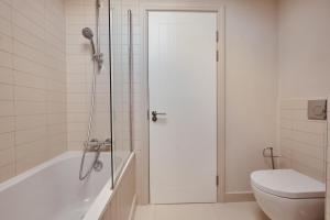 Luxury 2BR Duplex Apt Near LGI, King Bed