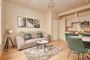 Luxury 2BR Duplex Apt Near LGI, King Bed