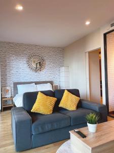 Luxury Condo Skywalk BTS Thonglor Pool Gym and Netflix