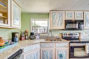 1 Mi to Beach Home with Dock on Canal in Hudson