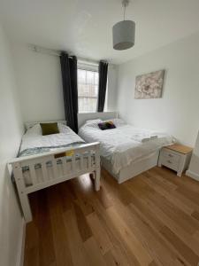 3 Bed Flat - Sleeps 6 - Parking - Wifi
