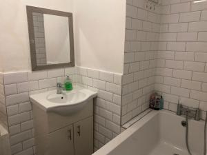 3 Bed Flat - Sleeps 6 - Parking - Wifi