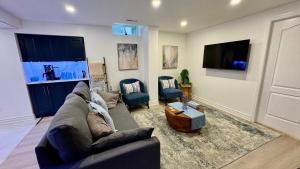 Cozy Hidden Gem, Stylish 2BR with Sofa Bed