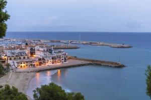 SPACIOUS FLAT WITH SEA VIEWS, FOR 8 PEOPLE WITH 3 BEDROOMS, 2 BATHROOMS and NEXT TO THE BEACH!!