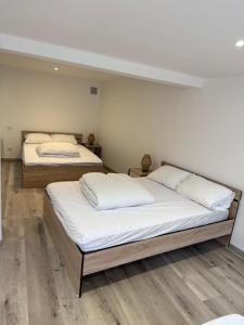 Villas Gite boutx avec Jacuzzi 12 personnes 5 LITS DOUBLES ET 1 CANAPE LIT : photos des chambres