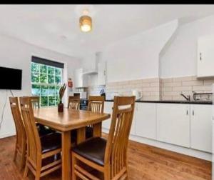 4 Bed Flat - Sleeps 10 - Pets - Parking