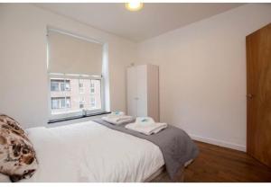 4 Bed Flat - Sleeps 10 - Pets - Parking