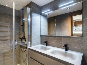 Appartement centre village, moderne, 3*, accès pistes, parking, WiFi - FR-1-598-95