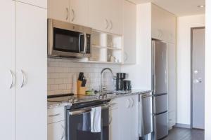 East Side Penthouse UR8 with Gym and Balcony