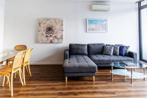 Remy, Yarra River walk to MCG