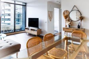 Remy, Yarra River walk to MCG