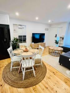 Cosy Modern RetreatI Private CourtyardI Parking