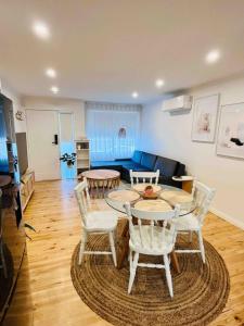 Cosy Modern RetreatI Private CourtyardI Parking