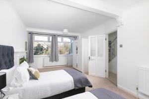 Spacious and Luxurious 4 bed in Enfield with Garden & WiFi