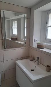 Appartements charmant appartement neuf en plein centre du village de collobrieres : photos des chambres