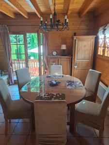 Chalets gite de charme avec piscine et sauna : photos des chambres