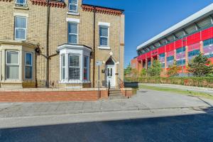 Sleeps 12, Free Parking, 100m from Anfield Stadium