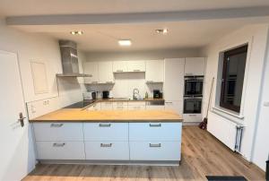 Gemütlich, OLED-TV & XXL-Küche, familienfreundlich