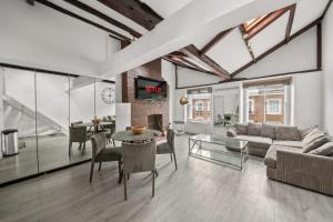 SG, Duplex Knightsbridge Apartment by Harrods