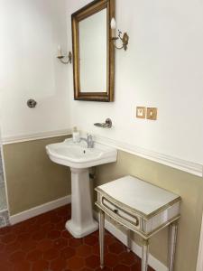 B&B / Chambres d'hotes L Oranger : Chambre Lit King-Size avec Balcon