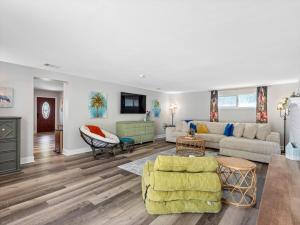 Charming 3 bed Home with Heated Pool in Lakeland