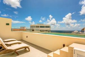 Chic Beachfront Condo Ocean View Rooftop Pools