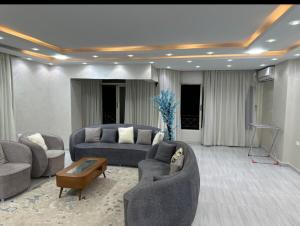 شقه فندقيه للإيجار اليومي والشهري للأسر والشباب الملتزم في شارع شهاب الرئيسي