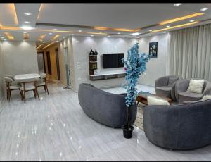 شقه فندقيه للإيجار اليومي والشهري للأسر والشباب الملتزم في شارع شهاب الرئيسي