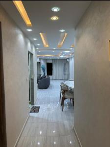 شقه فندقيه للإيجار اليومي والشهري للأسر والشباب الملتزم في شارع شهاب الرئيسي