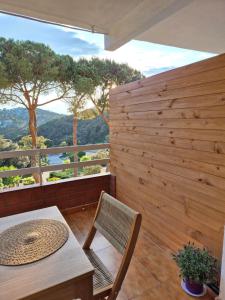 Cosy apartment Cala Canyelles with terrace & shared pool