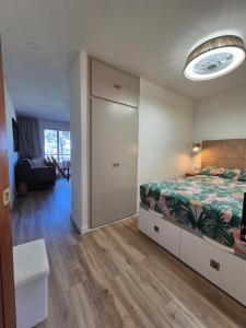 Cosy apartment Cala Canyelles with terrace & shared pool