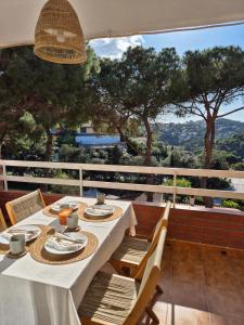 Cosy apartment Cala Canyelles with terrace & shared pool