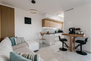 Lili Rose Mandre - Sea View & Beach 70m, Family Apartments