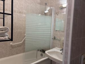 Hotels Cit-Hotel Beausoleil DAX : Chambre Double