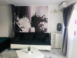 D&D Apartments Delightful home with parking!