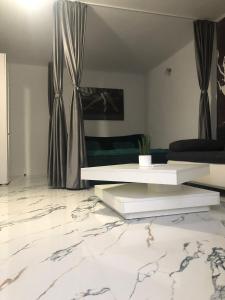 D&D Apartments Delightful home with parking!