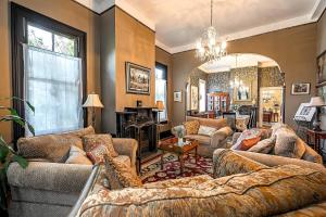 Entire 1888 Victorian Mansion, The Hummingbird Inn, 4BR & 4BA, Free Parking
