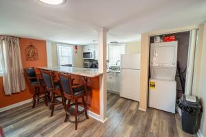 Family-Friendly 4BR Near Beach Smart TV Fun