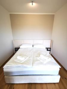 free private Parking, central location, Nuslesky Pivovar sunset balcony home,