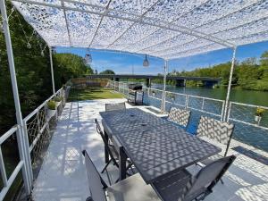 Péniche Amadeus conviviale et cosy , proche de Disney et de Paris