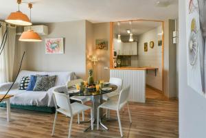 Fantastic seaviews & pool, close to beach