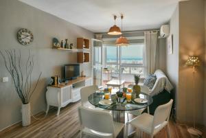 Fantastic seaviews & pool, close to beach