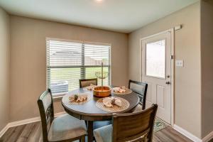 Patio & Fenced Yard: Peaceful Venus Retreat