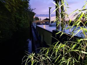 Bateaux Peniche Amadeus conviviale et cosy , proche de Disney et de Paris : photos des chambres