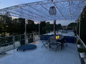 Péniche Amadeus conviviale et cosy , proche de Disney et de Paris